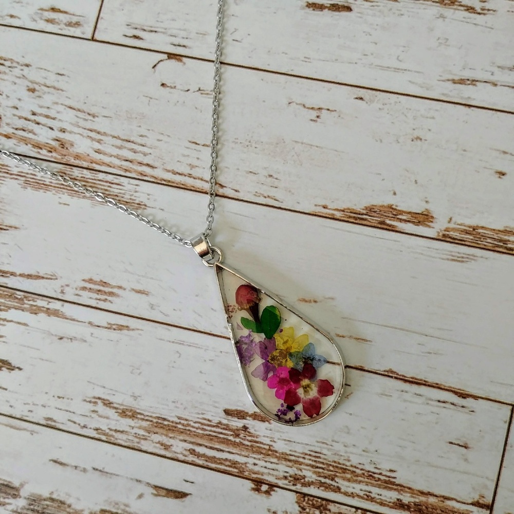 Pressed Flower Necklace - Picture 3 of 6